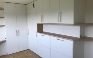 Schrankbett in Arbeitszimmer eingefahren