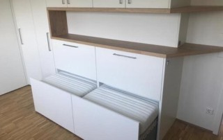 Schrankbett in Arbeitszimmer fährt aus