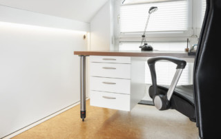 Schreibtisch unter Fenster