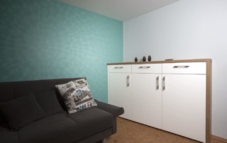 Sideboard neben Sofa