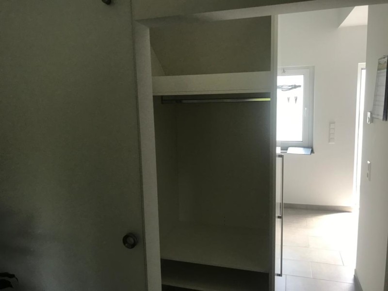 Treppenschrank mit Kleiderstange ausziehbar